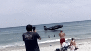 Oanh tạc cơ Mỹ hạ cánh xuống biển trước sự ngỡ ngàng của du khách
