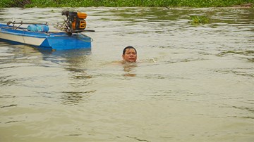 Dị nhân miền Tây lặn một hơi, dùng tay không bắt vài kg cá