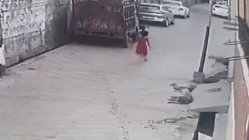 Kinh hoàng cảnh bé gái bị cả bầy chó dữ tấn công