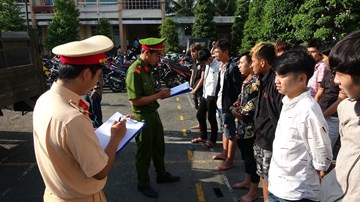 Công an Tiền Giang khởi tố 11 đối tượng vụ đua xe trên Quốc lộ 1