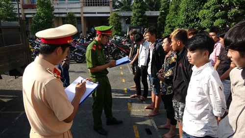 Công an Tiền Giang khởi tố 11 đối tượng vụ đua xe trên Quốc lộ 1