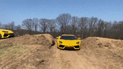 Siêu xe Lamborghini Urus trổ tài bay qua Lamborghini Aventador