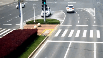 Tài xế buồn ngủ, lái xế hộp tông vào cột điện rồi lộn vòng