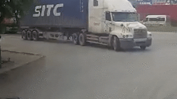 Thoát chết sau va chạm, nam thanh niên hành hung luôn tài xế container