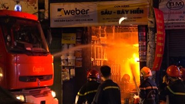 TP.HCM: Cháy cao hàng chục mét, bao trùm cửa hàng sơn