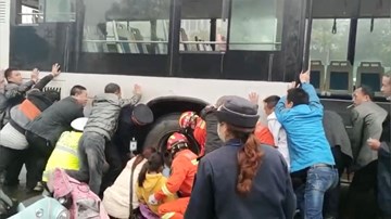Hàng chục người xô nghiêng xe buýt để giải cứu bé gái bị kẹt chân