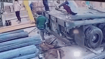 Khoảnh khắc nam thanh niên phản ứng nhanh cứu đồng nghiệp trong gang tấc