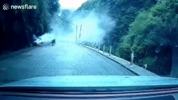 Cảnh ôtô đổ đèo bị đá lở đè trúng, hai cha con thoát chết trong gang tấc