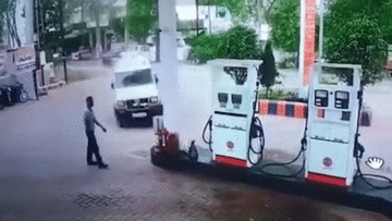 Tài xế say rượu, lao cả ôtô vào cây xăng