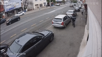 Xe sang phóng như tên bắn, cày nát hàng loạt ôtô trên đường