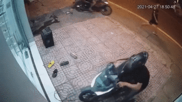 Trộm hốt hoảng bỏ chạy mất cả dép vì bị lao xe vào người