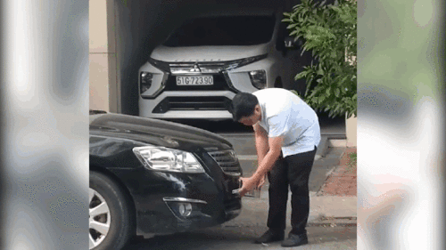 Đỗ ô tô chắn ngang cửa gara, chủ nhà cậy biển số mang đi