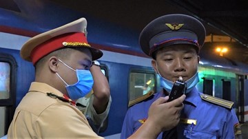 Theo chân CSGT kiểm tra nồng độ cồn nhân viên đường sắt