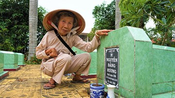 Nữ thương binh liệt nửa người bán vé số suốt 50 năm xây mộ cho liệt sĩ