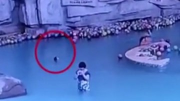 Bé trai 4 tuổi đuối nước ngay sau lưng mà bà mẹ không hề hay biết