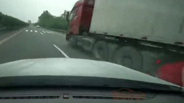 Vượt ẩu trên cao tốc, ôtô con bị container kéo lê trên đường