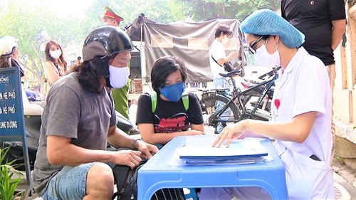 Lơ là phòng dịch,  người Thủ đô nghĩ ra 1001 lý do 'quên' đeo khẩu trang