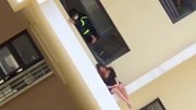 Giải cứu thiếu nữ định nhảy từ tầng 18 chung cư tự tử
