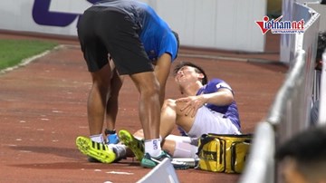 Duy Mạnh đau đớn ôm chân sau va chạm trong trận Hà Nội thắng 3 - 1 Sài Gòn