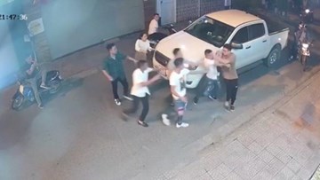Tài xế chở bạn gái bị đánh hội đồng dã man chỉ vì bấm còi xin đường
