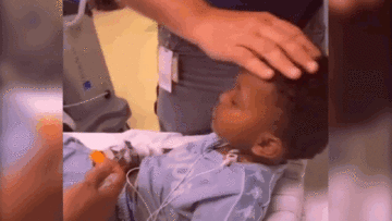 Cậu bé cố chống lại thuốc mê khiến bác sĩ cũng không nhịn nổi cười