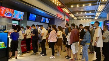 Giới trẻ đeo khẩu trang ‘kéo nhau’ đi xem phim trước giờ rạp chiếu đóng cửa