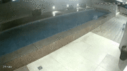 Bể bơi chung cư bất ngờ sập xuống từ mái, rơi trúng gara đỗ xe ở Brazil