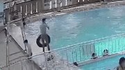 Khoảnh khắc nam thanh niên tử vong thương tâm do đuối nước ở hồ bơi