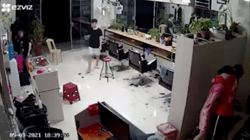 Camera ghi lại khoảnh khắc 'ngượng chín mặt' của đôi nam nữ