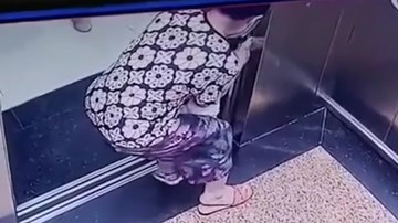 Thót tim xem cảnh bé trai mắc kẹt cả bàn tay trong cửa thang máy