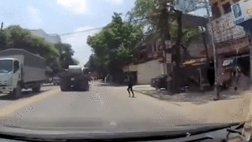 Tài xế phanh cháy đường, cứu cô gái trẻ lao vào đầu xe tự tử