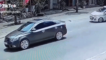 Ô tô chuyển làn bất ngờ khiến taxi ‘drift’ 180 độ lên vỉa hè