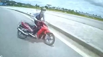 Xe máy ‘ôm cua’ tốc độ cao đâm trực diện xe khách