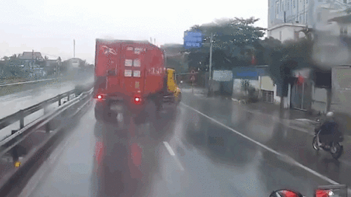 Đường trơn, xe container ‘trượt như rắn’ rồi lao lên dải phân cách.