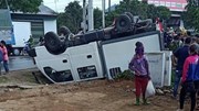Khoảnh khắc xe ô tô lật ngửa khi vào cua ở Sơn La