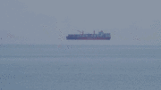 Khoảnh khắc con tàu container khổng lồ ‘bay lơ lửng’ ngoài khơi nước Anh
