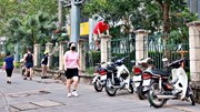 Dân Thủ đô chui rào, trèo tường vào công viên tập thể dục bất chấp lệnh cấm