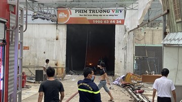 TP.HCM: Cháy phim trường ở quận 12, nhiều người chạy loạn