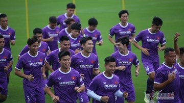 Văn Hậu, Trọng Hoàng làm 'khán giả' ở buổi tập đầu tiên của tuyển Việt Nam