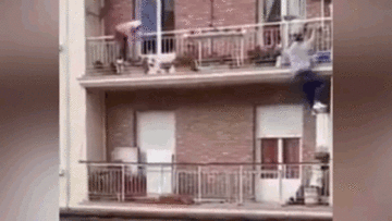 Phản ứng cực nhanh cứu cụ bà sắp ngã từ tầng 3