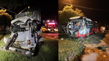 Xe khách giường nằm đối đầu xe tải, nhiều người thương vong