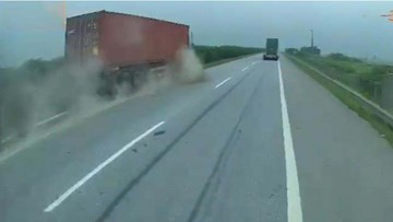 Khoảnh khắc tài xế ngủ gật, xe container trượt dài trên dải phân cách