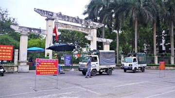 Lập chốt ngăn người dân trèo rào tập thể dục tại công viên