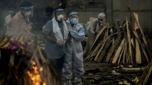 Covid-19: Ấn Độ cầu viện cựu nhân viên y tế, EU không đặt hàng AstraZeneca