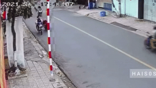 Người đi xe máy vung chân đạp 2 học sinh ngã văng xuống đường gây phấn nộ
