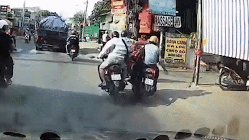 Cảnh 2 thanh niên giật dây chuyền táo tợn giữa ban ngày rồi tẩu thoát