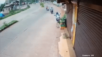 Hai người đàn ông gặp nạn khi cố tránh cô gái dừng xe giữa đường