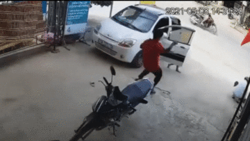 Người lớn bất cẩn, bé trai leo lên cabin nghịch khiến ôtô trôi tự do