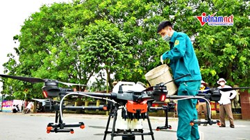 Bắc Ninh: Máy bay không người lái phun thuốc cho lúa vùng phong tỏa