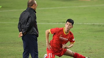 Thầy Park 'ép' tuyển VN luyện công dưới mưa, nhắc nhở Đình Trọng, Hải Quế